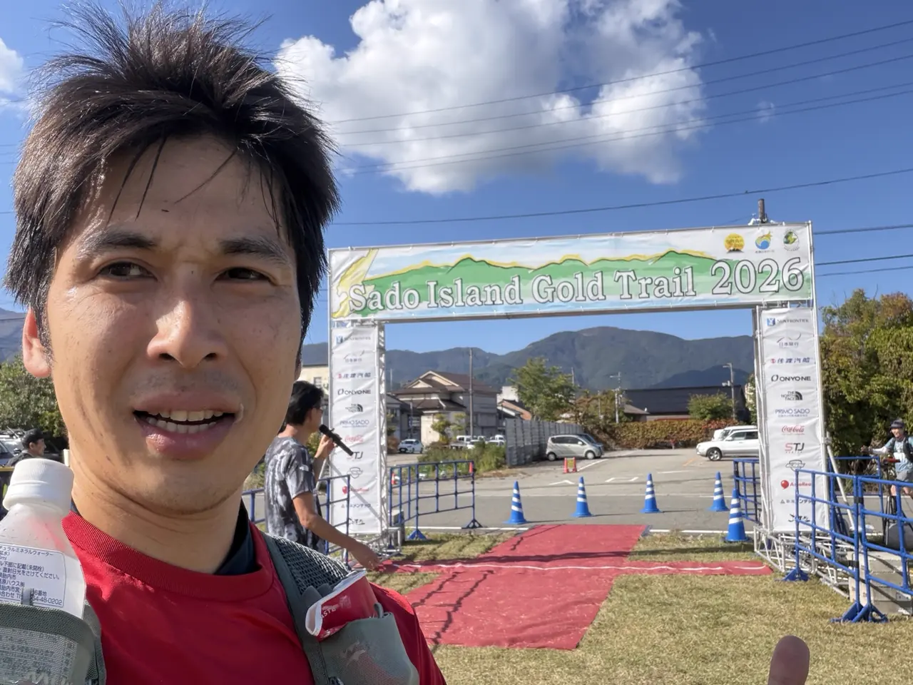 佐渡ゴールドトレイル2026のフィニッシュゲートを背景にした写真。