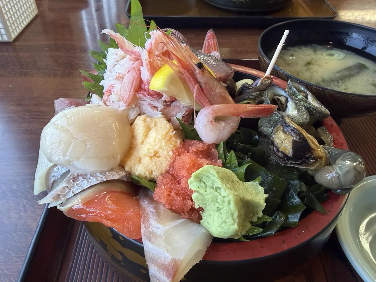 魚介が盛り付けられた海鮮丼と味噌汁。